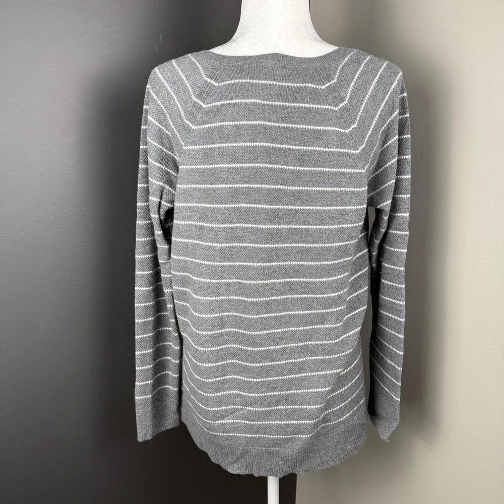 GAP Women's‎ Grey White Striped V Neck Long Sleeve Sweater Size L